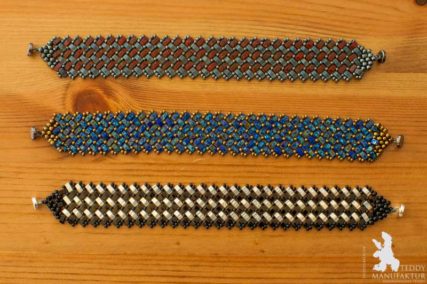 Produktfotos Armbänder, Modeschmuck aus Perlen und Steinen, verschiedene Farben.