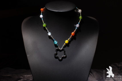 Produktfotos Halsketten aus Perlen, bunt, FlowerPower.