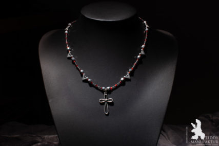 Produktfotos Halsketten aus Perlen, Metall Kreuz.