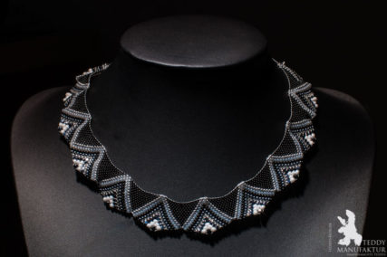 Produktfotos Halsketten aus Perlen, Schwarz Weiß.