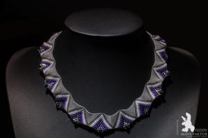 Produktfotos Halsketten aus Perlen, Flieder.