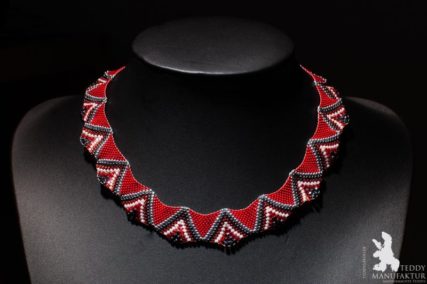 Produktfotos Halsketten aus Perlen, Rottöne.