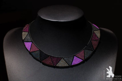 Produktfotos Halsketten aus Perlen, Rottöne Violett.