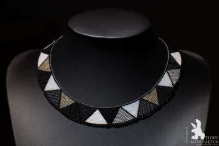 Produktfotos Halsketten aus Perlen, dunkel.