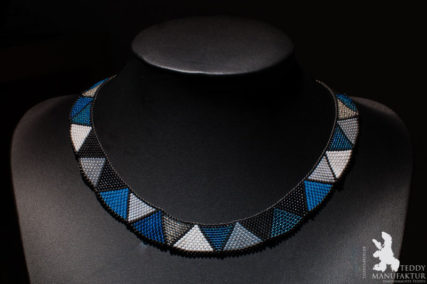 Produktfotos Halsketten aus Perlen, Blautöne.