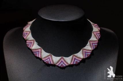 Produktfotos Halsketten aus Perlen, Flieder.