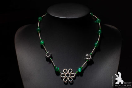 Produktfotos Halsketten aus Perlen, Grün, Metall.