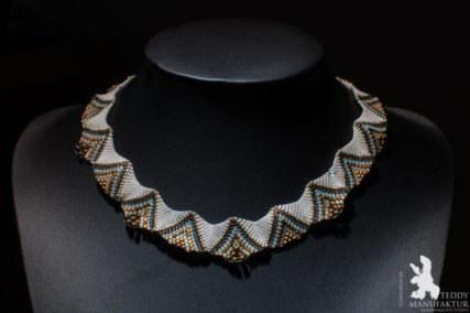 Produktfotos Halsketten aus Perlen, Blau Braun Gold.