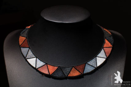 Produktfotos Halsketten aus Perlen, Orange Blau Grau.