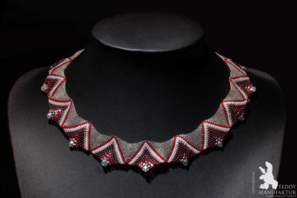 Produktfotos Halsketten aus Perlen, Rottöne.