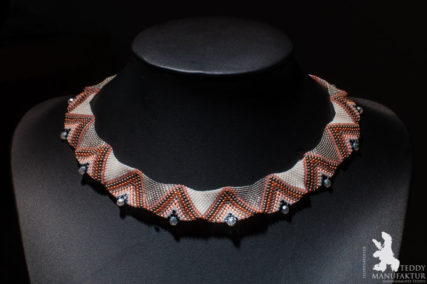 Produktfotos Halsketten aus Perlen, Orangtöne.