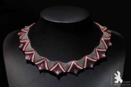 Produktfotos Halsketten aus Perlen, Rot und Grau.