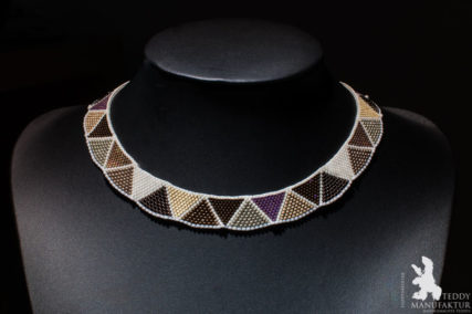 Produktfotos Halsketten aus Perlen, bräunlich.