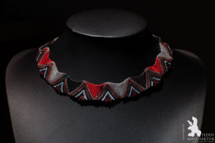 Produktfotos Halsketten aus Perlen, Rottöne.